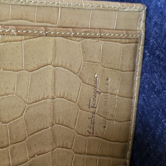 Ferragamo Olive Green Croc Embossed Long Wallet - Picture 5 of 10